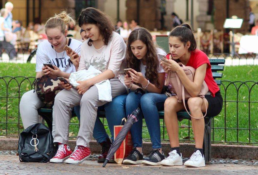 Totul despre prescurtarea folosită de adolescenți și nu numai!