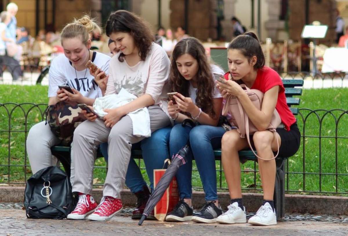 Adolescente care navighează pe internet.