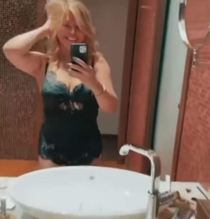 Loredana Groza, selfie în oglindă