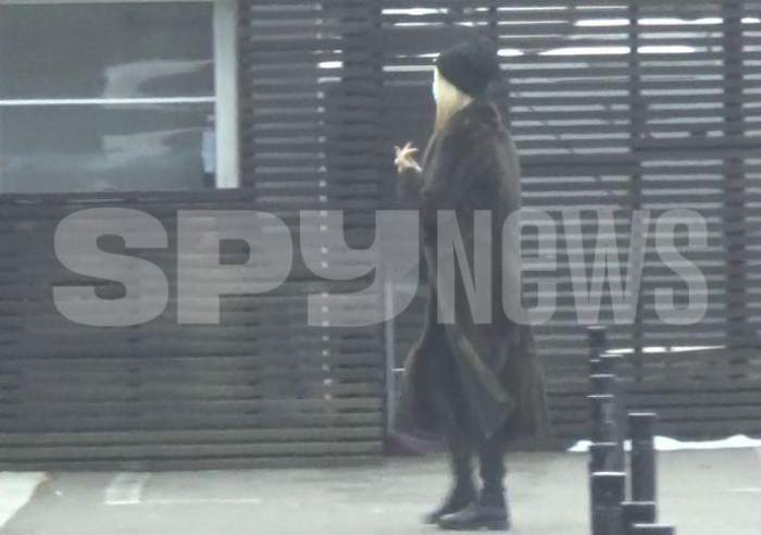 Rodica Ghionea, surprinsă de paparazzii SpyNews.ro, în fața unui restaurant, îmbrăcată în negru