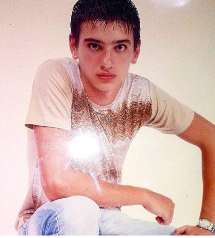 Dorian Popa, adolescent, slab, în tricou alb