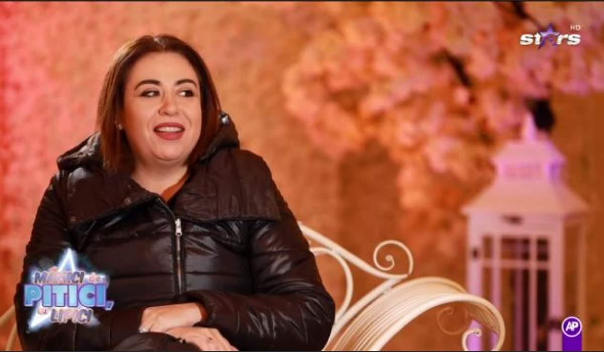 Oana Roman, îmbrăcată în negru, oferă un interviu pentru Antena Stars