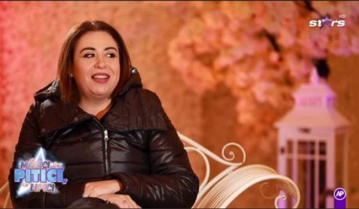 Oana Roman, îmbrăcată în negru, oferă un interviu pentru Antena Stars