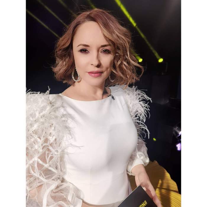 Andreea Marin în bluză albă.