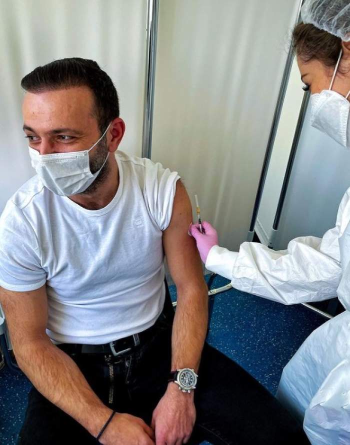 Mihai Morar, în timpul vaccinării