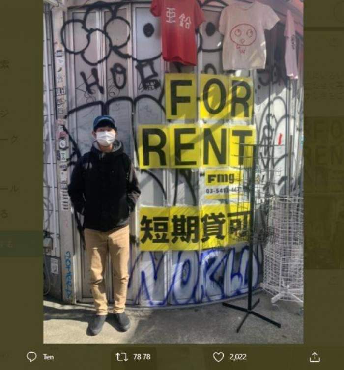 Shoji Morimoto în fața unui panou.