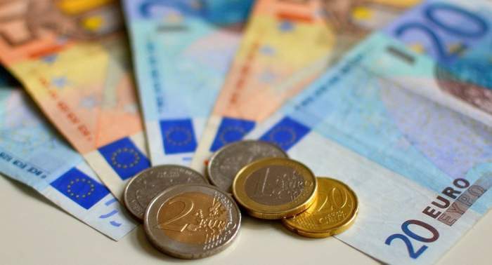 Monede și bancnote de euro.