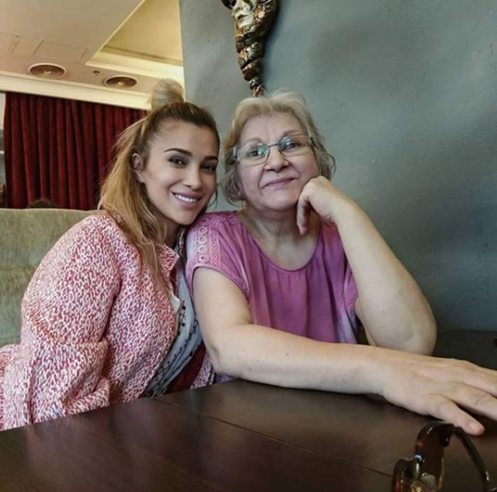 Lora alături de mama sa, în perioada în care trăia, la restaurant.