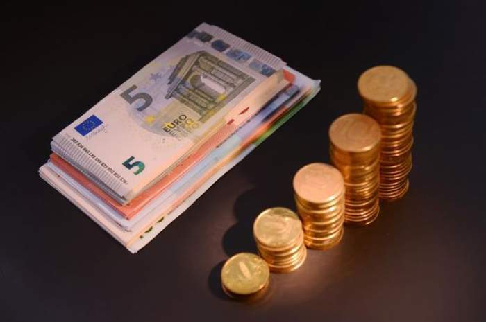 banconte de euro și monede.