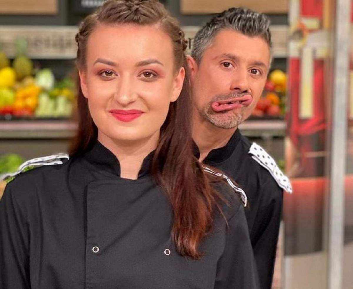 Roxana Blenche și colegul ei, Alberto, se află la Chefi la cuțite. Ambii poartă uniforme negre de bucătar. El se strâmbă în spatele ei.