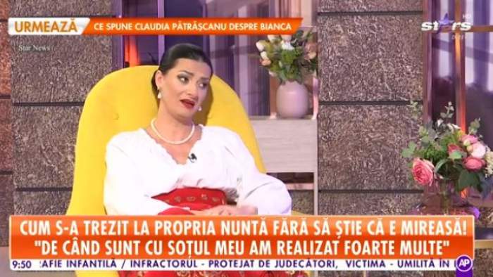Fanica Modoran, îmbrăcată în costum tradițional, alb cu roșu, la Antena Stars, stând pe un scaun galben
