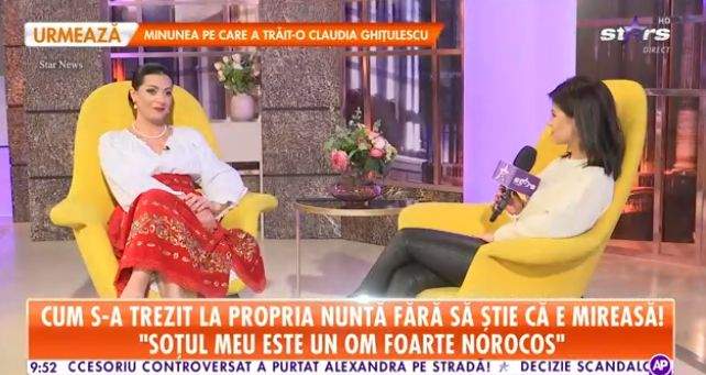Fanica Modoran, îmbrăcată în costum tradițional, oferă un interviu reporterului Antena Stars