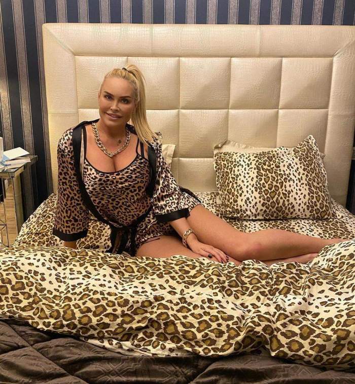 Vica Blochina, în ținută leopard, în pat