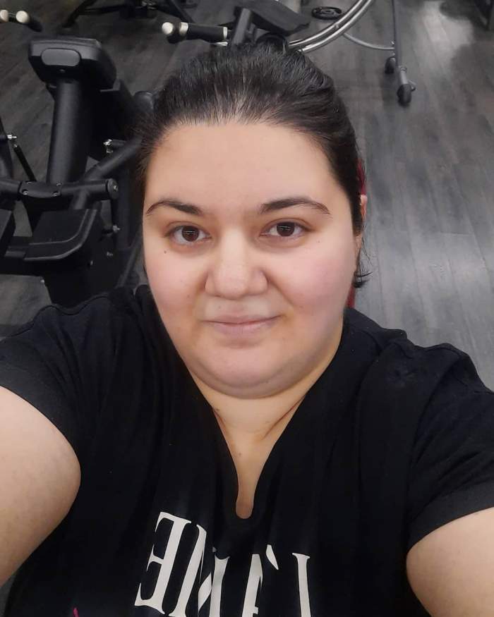 Claudia Radu în tricou negru, în sala de fitness.