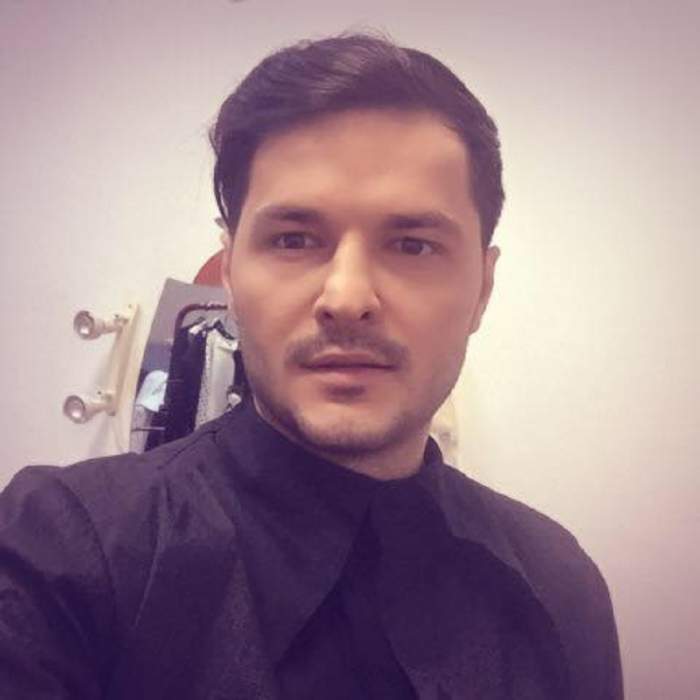 Liviu Vârciu și-a făcut un selfie îmbrăcat în negru, în casă