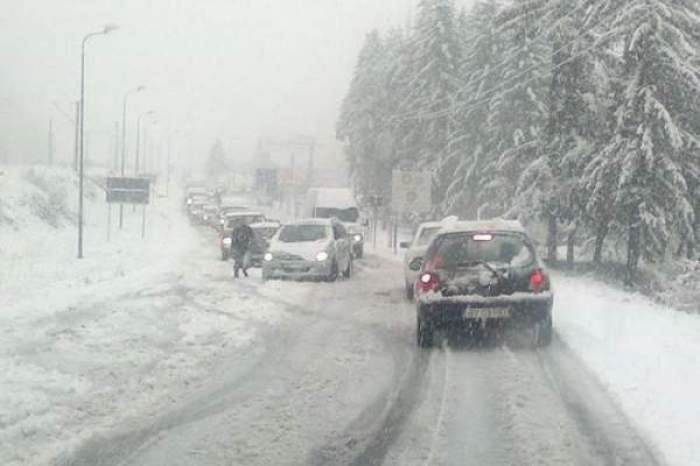 Trafic blocat din cauza viscolului și ninsorii