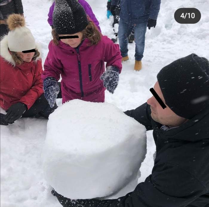 Familia Mariei Șandru face un om de zăpadă