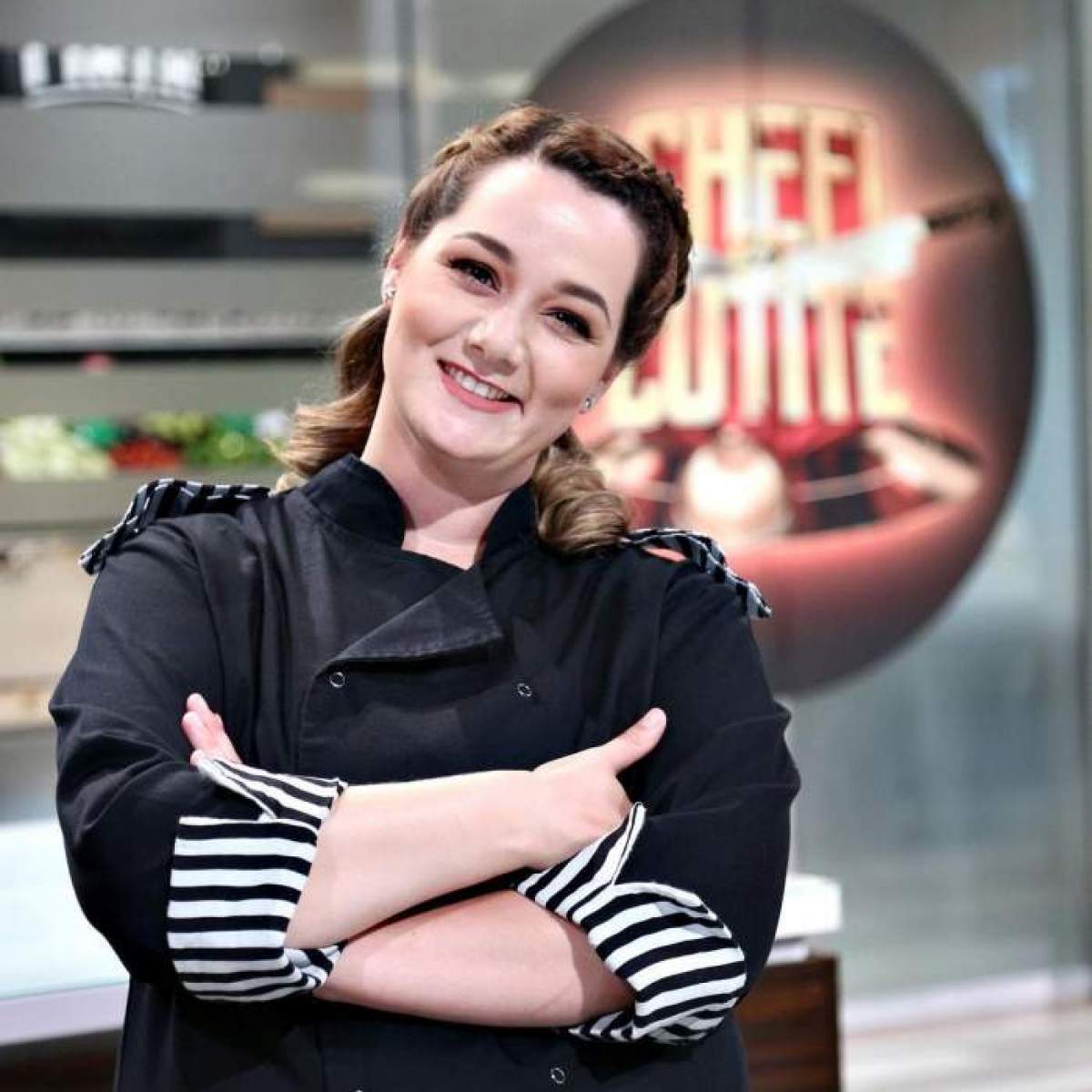 Maria Șandru, îmbrăcată în tunică, s-a fotografiat în bucătăria Chefi la cuțite, cu mâinile încrucișate