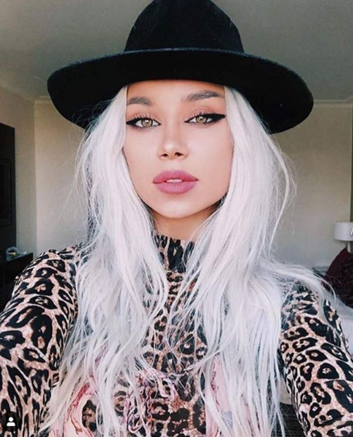 Alina Ceușan, selfie în casă, cu pălărie neagră pe cap și ținută animal print