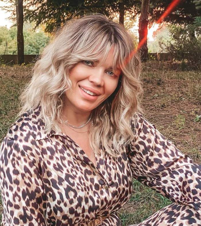 Gina Pistol, selfie în natură, în ținută animal print