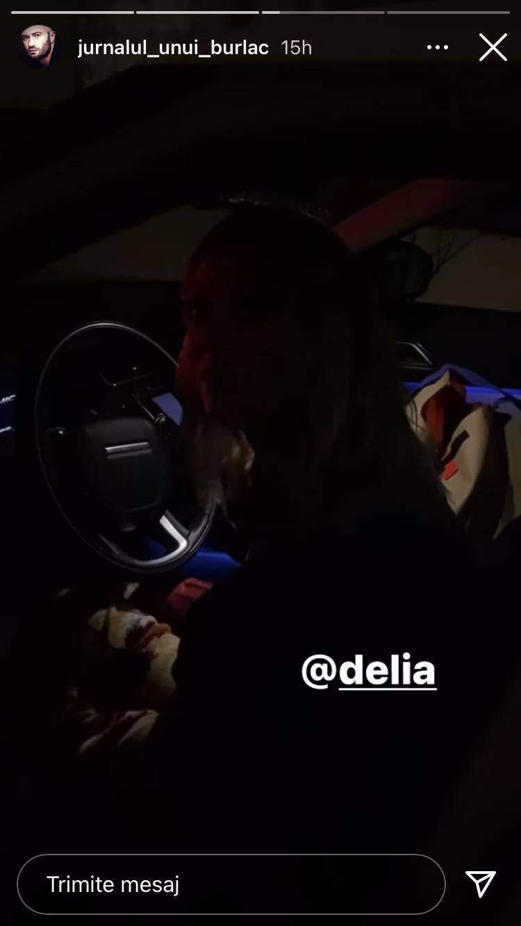 Delia se află în mașină. Lângă vedetă, pe scaunul din dreapta, se află un rucsac.