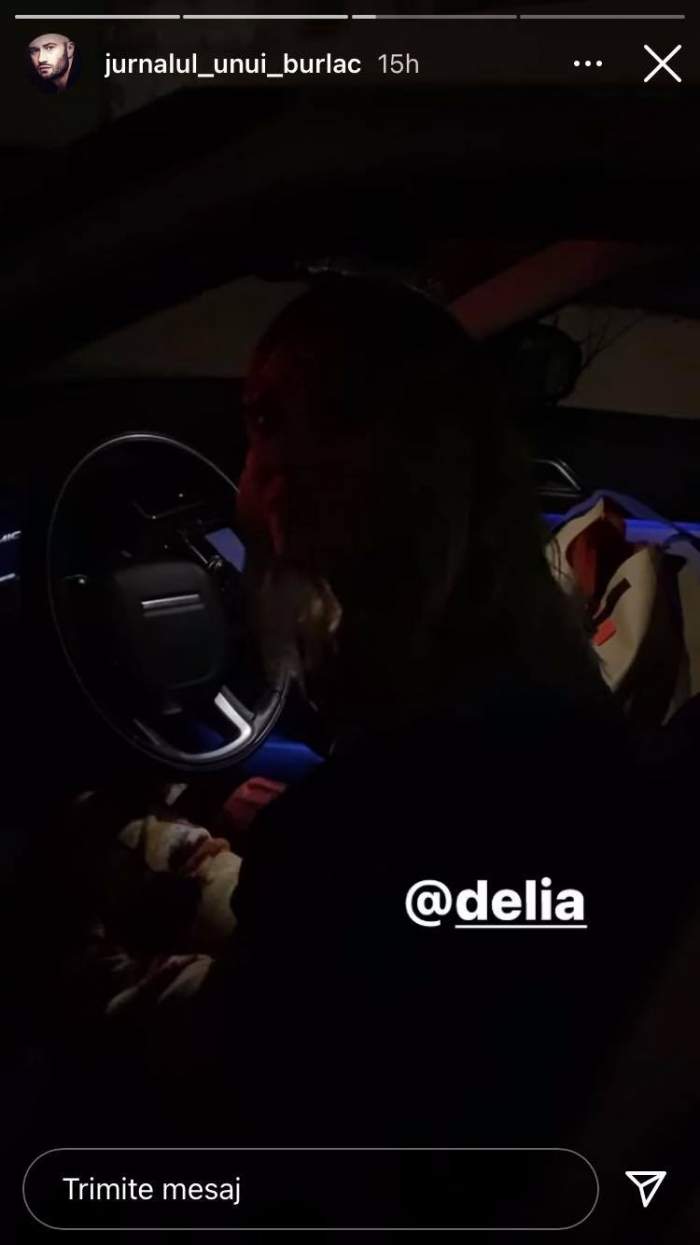 Delia se află în mașină. Lângă vedetă, pe scaunul din dreapta, se află un rucsac.