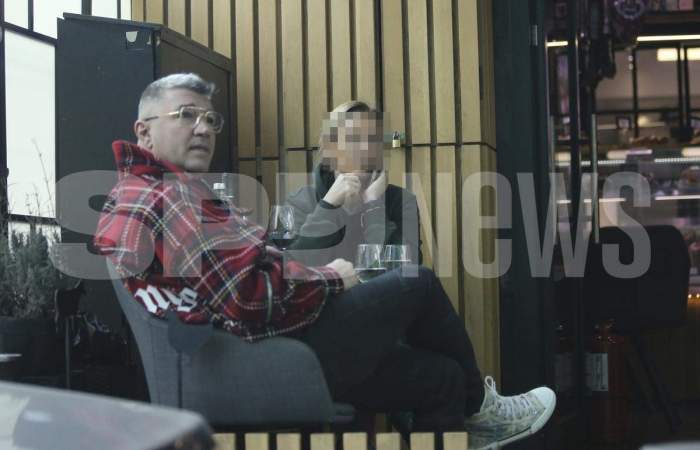 Eduard uzunov in camasa cu carouri, jeans si tenesi