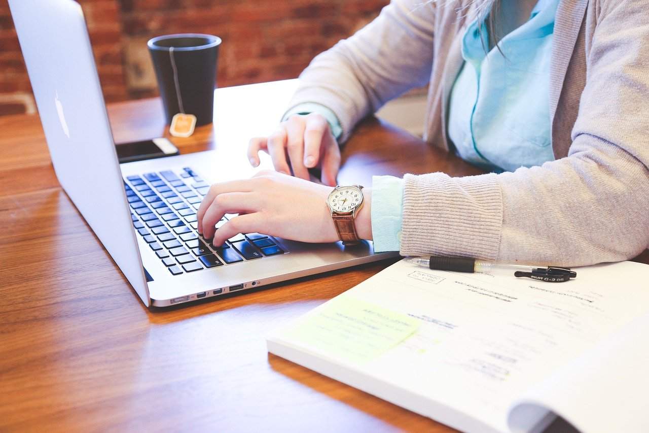 un barbat la un laptop tastand