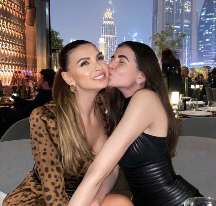 Ramona si Monica Gabor sunt la restaurant in Dubai, Monica o pupa pe sora ei pe obraz, ea zambeste