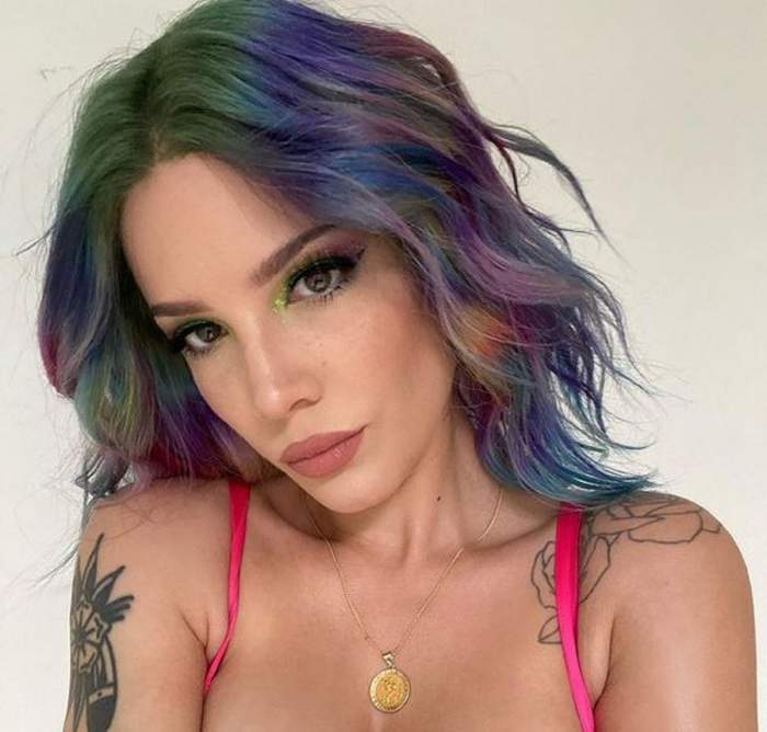 Halsey e îmbrăcată doar într-un sutien roz. Artista poartă la gât un lănțișor auriu, în formă de bănuț.