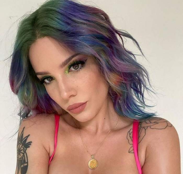 Halsey e îmbrăcată doar într-un sutien roz. Artista poartă la gât un lănțișor auriu, în formă de bănuț.