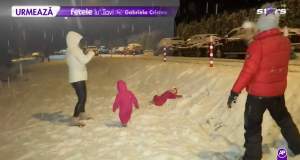 Gabriela Cristea a ieșit cu familia la bătaie cu zăpadă. Tavi Clonda și-a învățat fetele să facă bulgări