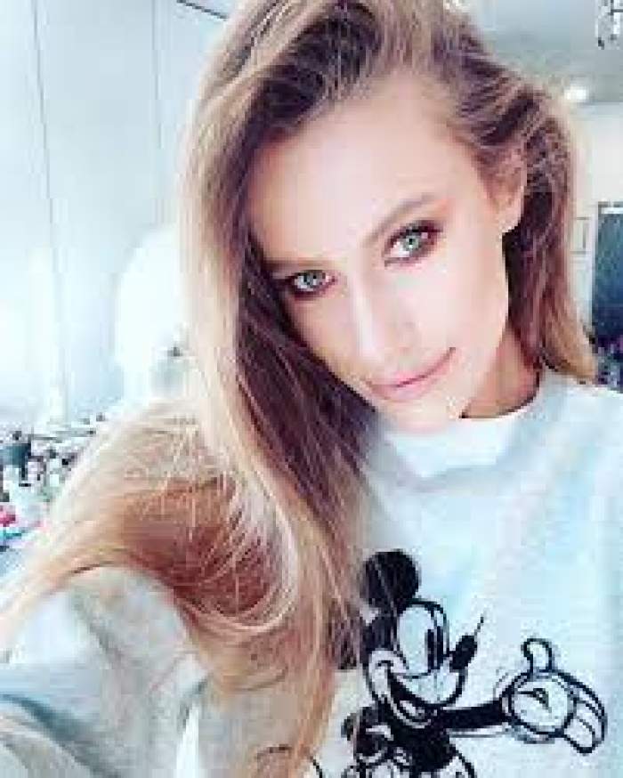 Gabriela Prisacariu și-a făcut un selfie în casă, îmbrăcată în alb, machiată și zâmbitoare
