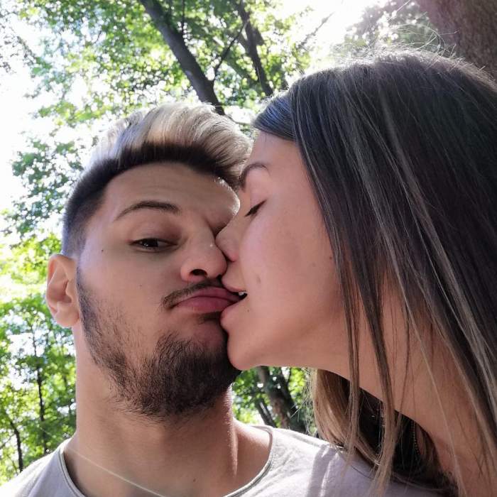 Alexandra Diaconescu și iubitul său, în timp ce se sărută.