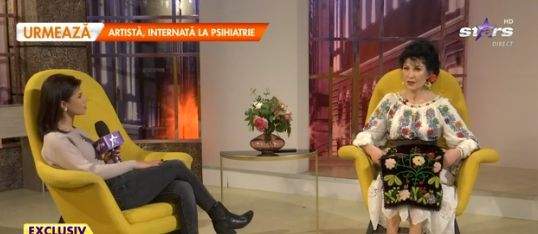 Neta Soare, în ținută tradiționaă oferă un interviu reporterului Antena Stars