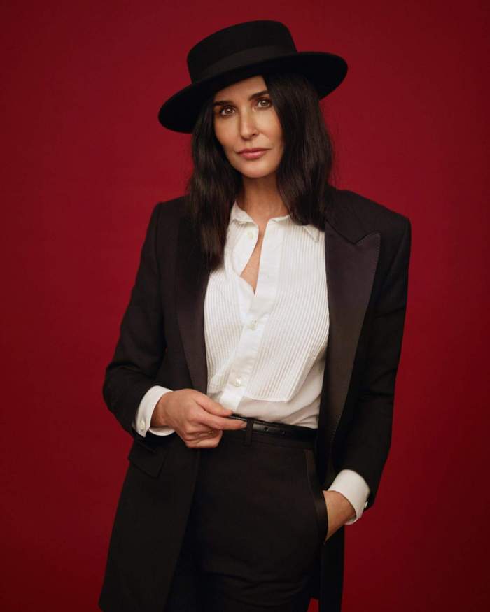 Demi Moore, în ținută alb-negru, cu pălărie neagră pe cap