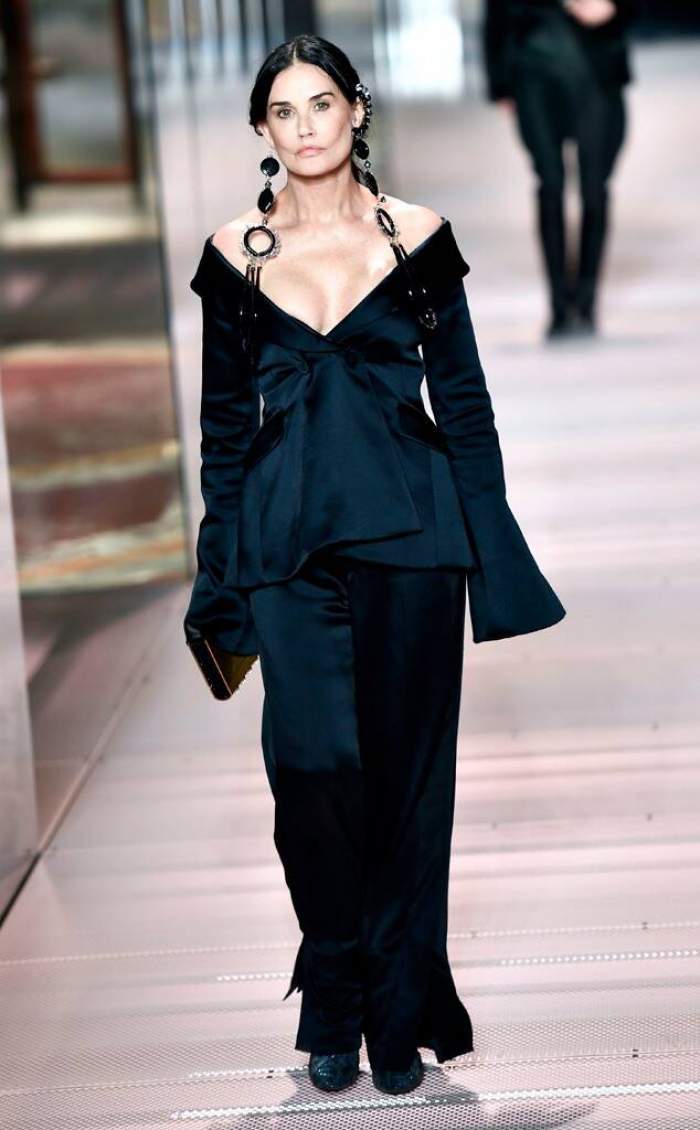 Demi Moore, pe podium la Paris, îmbrăcată în negru