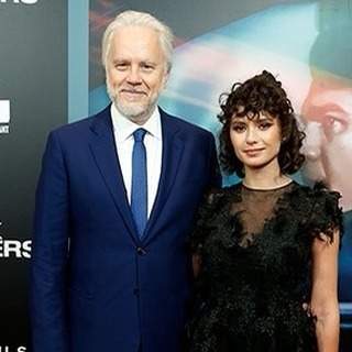 Grațiela Brâncuși și Tim Robbins la un eveniment monden, îmbrăcați elegant.