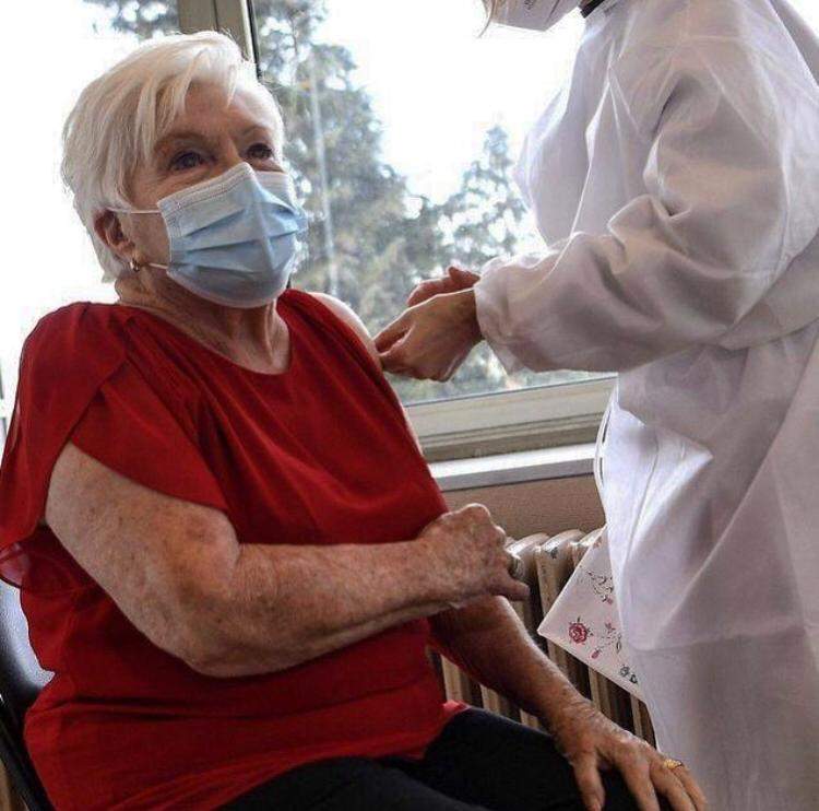 Vaccinarea persoanelor sub 65 de ani se amână