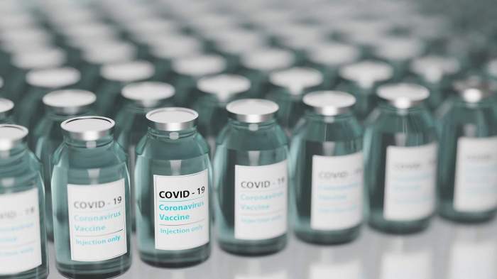 Imagine ilustrativa cu cateva sute de doze de vaccin anti-Covid-19