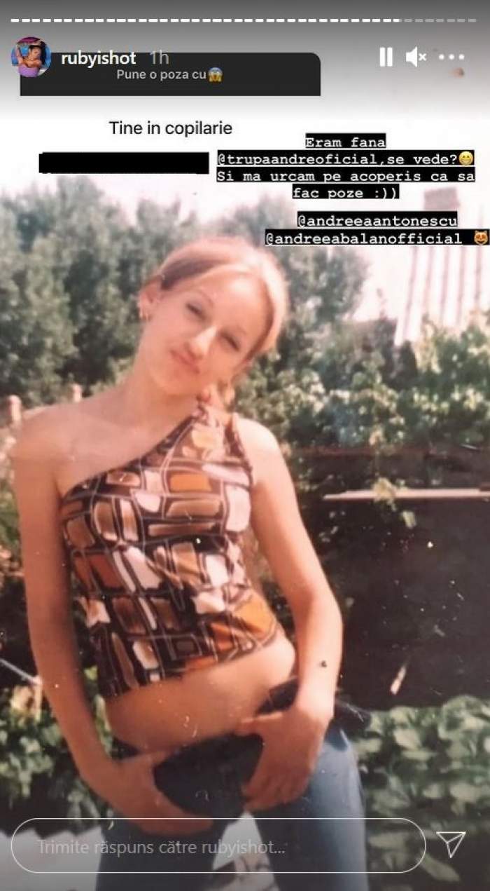 Ruby în perioada adolescenței. Artista purta un maiou maro, pe un umăr, cu imprimeu cu forme geometrice și era îmbrăcată cu o pereche de blugi.