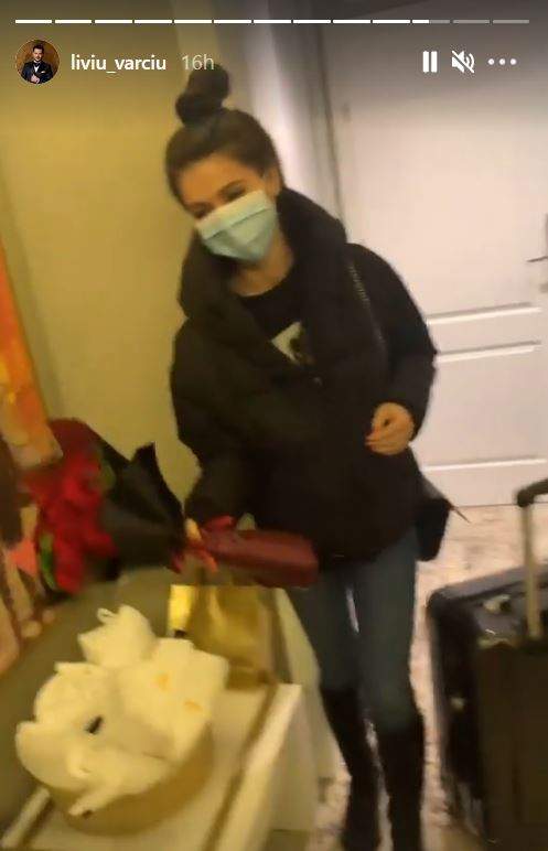 Anda Călin este la hotel. Vedeta a primit un buchet de trandafiri roșii din partea lui Liviu Vârciu. Aceasta poartă o geacă neagră și blugi.