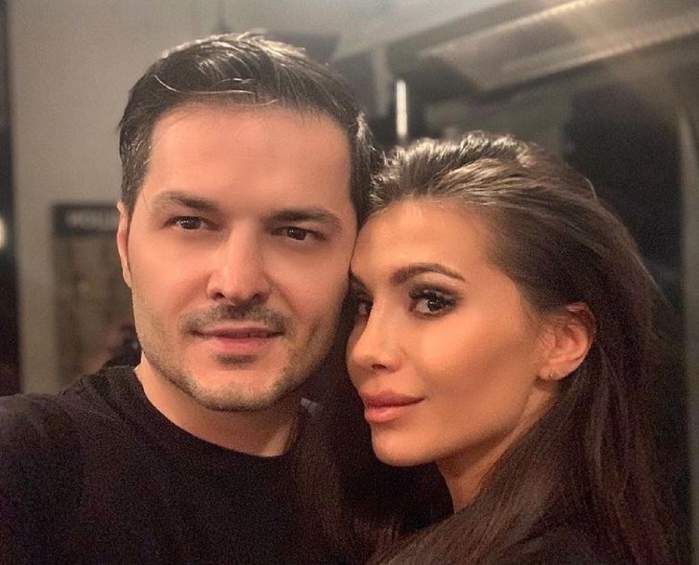 Liviu Vârciu și Anda Călin într-un selfie. Amândoi sunt îmbrăcați în negru și zâmbesc larg.