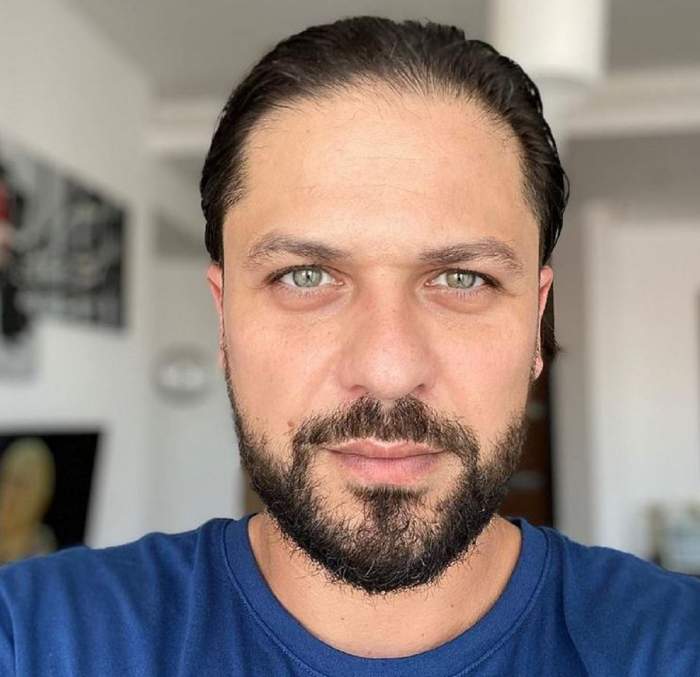 Augustin Viziru într-un selfie. Actorul poartă un tricou albastru.