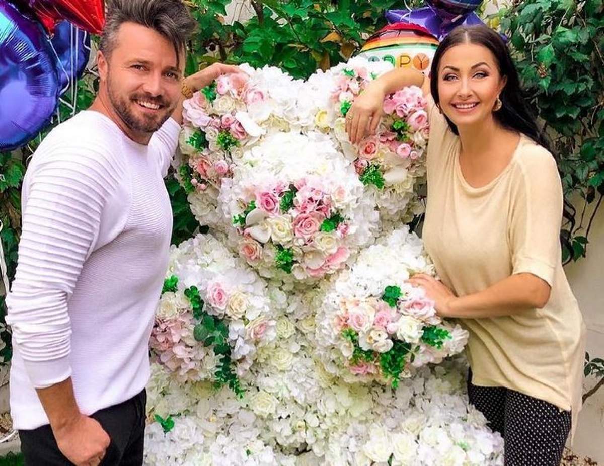 Cum arată mama lui Tavi Clonda Tavi Clonda și Gabriela Cristea, la petrecerea zilei de nume a prezentatoarei. Ea poartă o bluză crem și niște pantaloni negri cu buline albe, iar el o bluză albă și pantaloni negri.