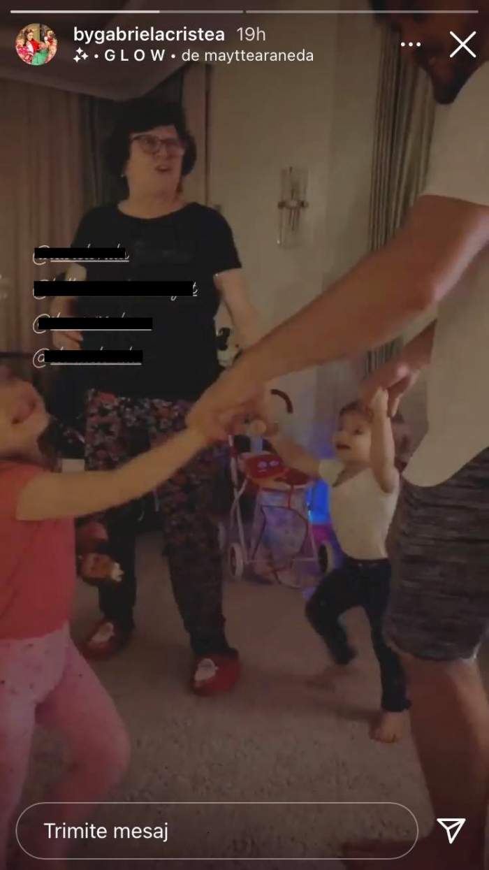 Tavi Clonda dansează în casă alături de mama și fetițele lui. Cei patru formează o horă.