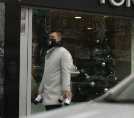 Dani Prințul Banatului, cel mai devotat bărbat de casă. Manelistul a lăsat microfonul deoparte și s-a înarmat cu mulți saci de gunoi / PAPARAZZI