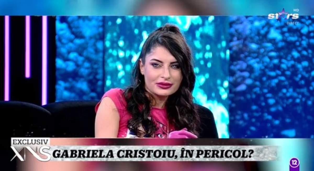 Gabriela Cristoiu este in platou la Xtra Night Show, poarta o rochie roz