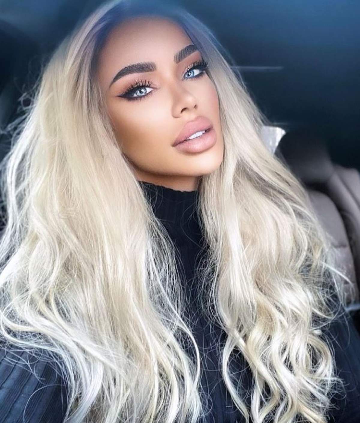 Bianca Dragusanu este in masina, are parul desprins si un plover cu guler negru