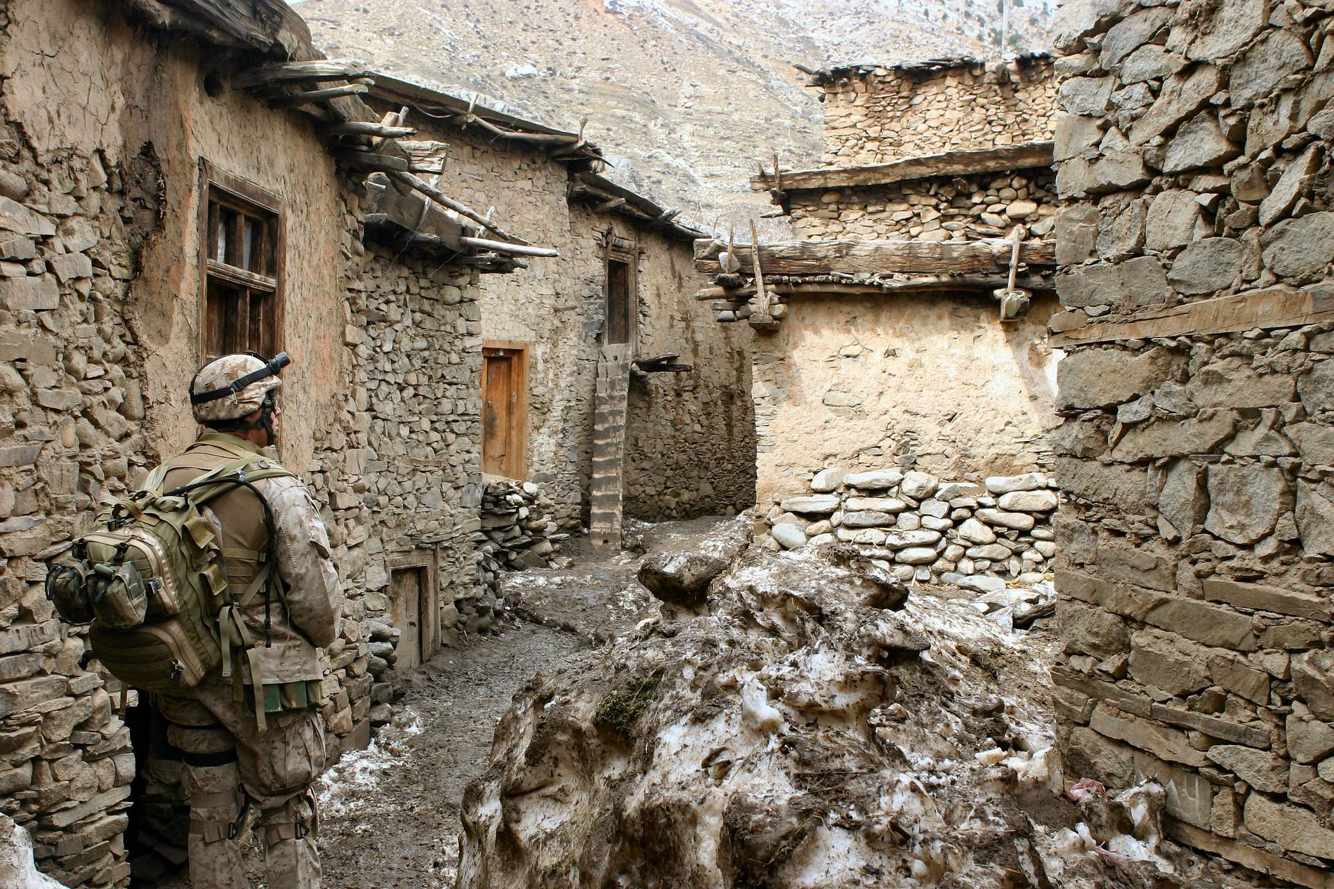 Atentat cu bombă soldat cu 14 morți în Afganistan! Teroriștii au folosit o mașină-capcană